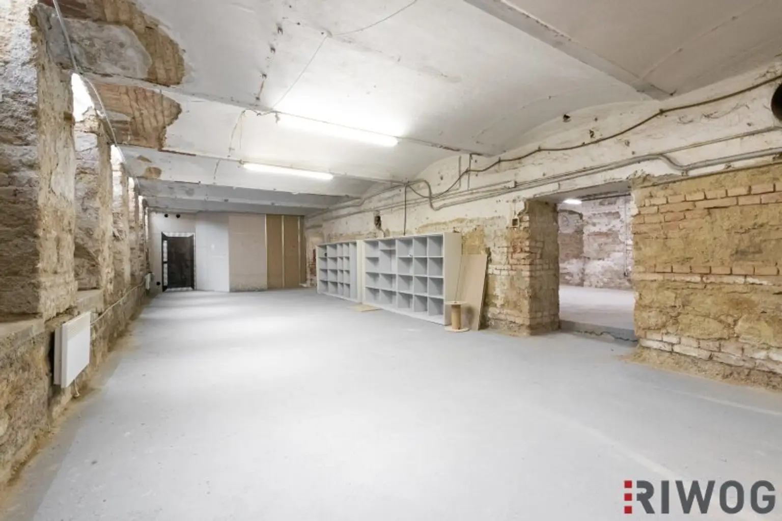 165 m2 Souterrain LAGER in der EMBELGASSE // zugehöriges WC + DUSCHE