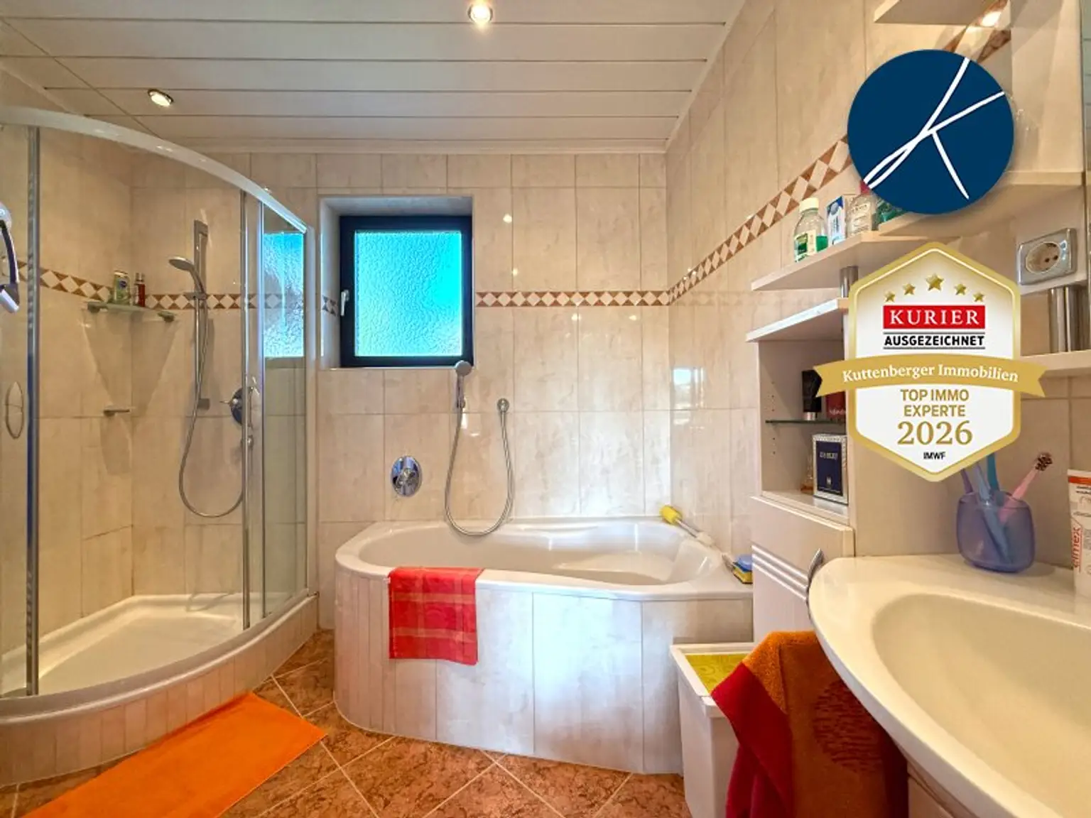 Bad mit Dusche und Wanne