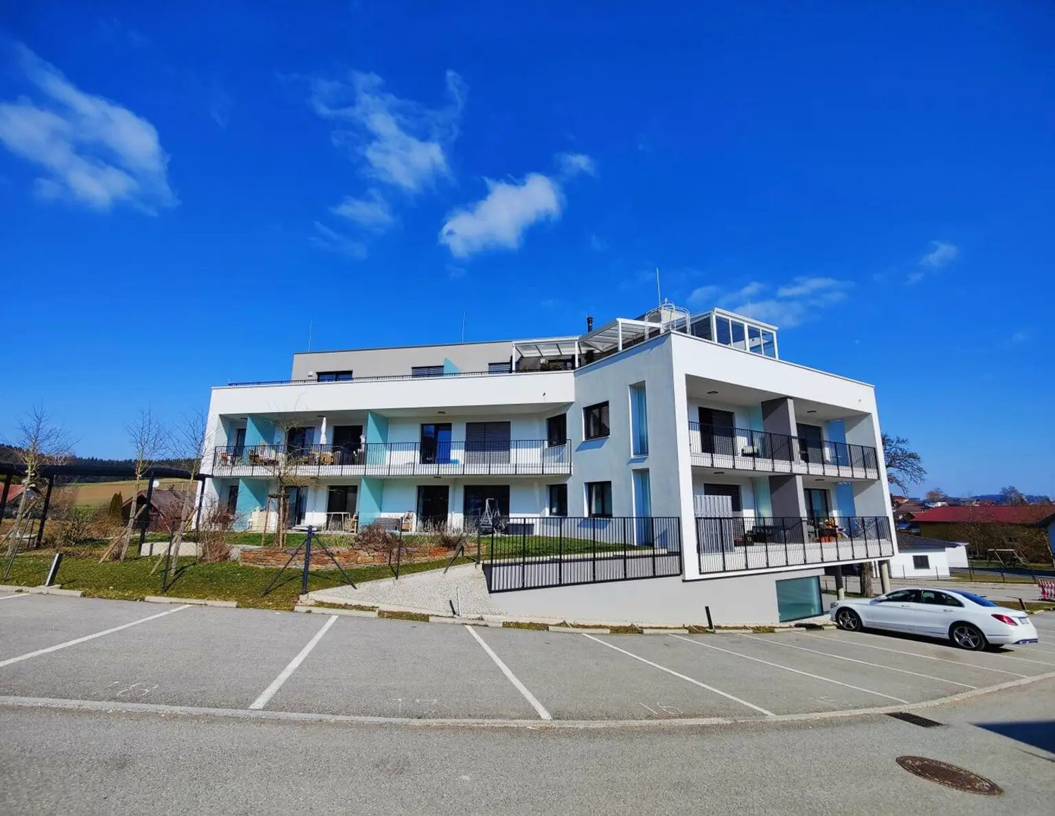 modernes barrierefreies Zinshaus mit großzügigen Freiflächen