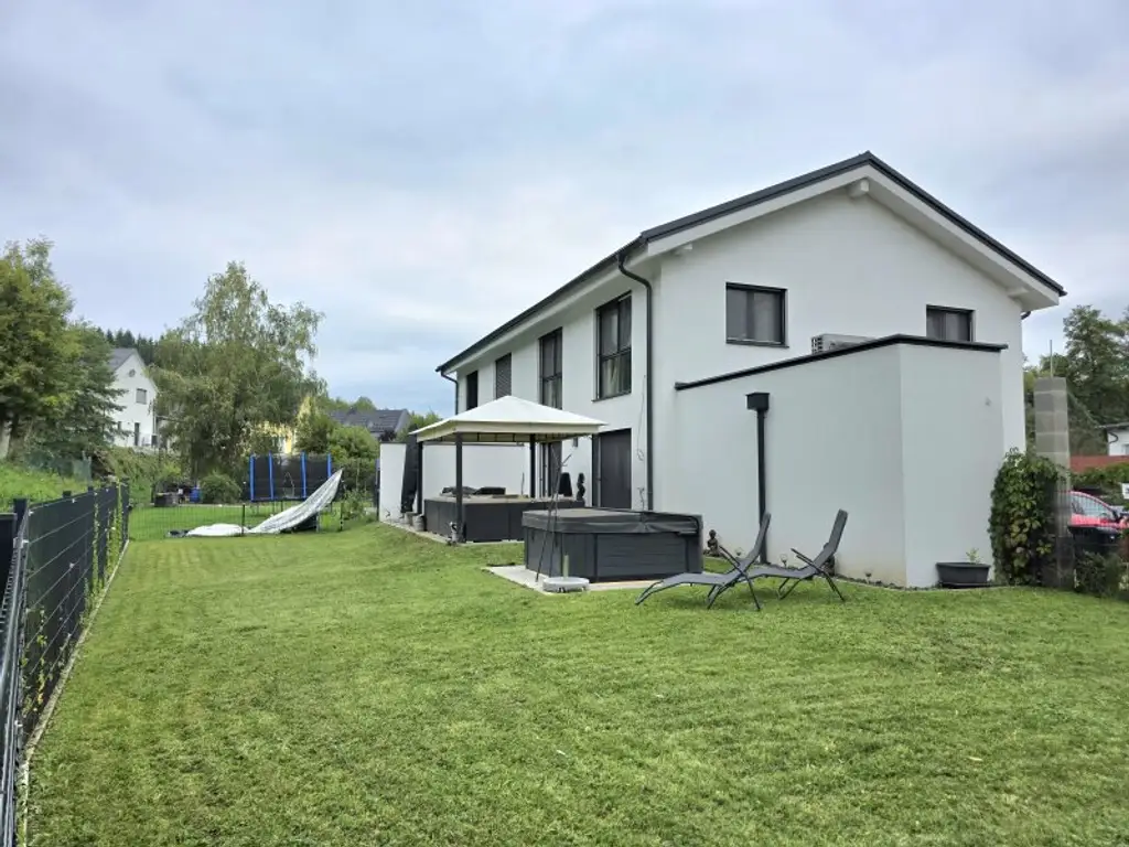 Neuwertige Doppelhaushälfte in ruhiger Sackgasse!