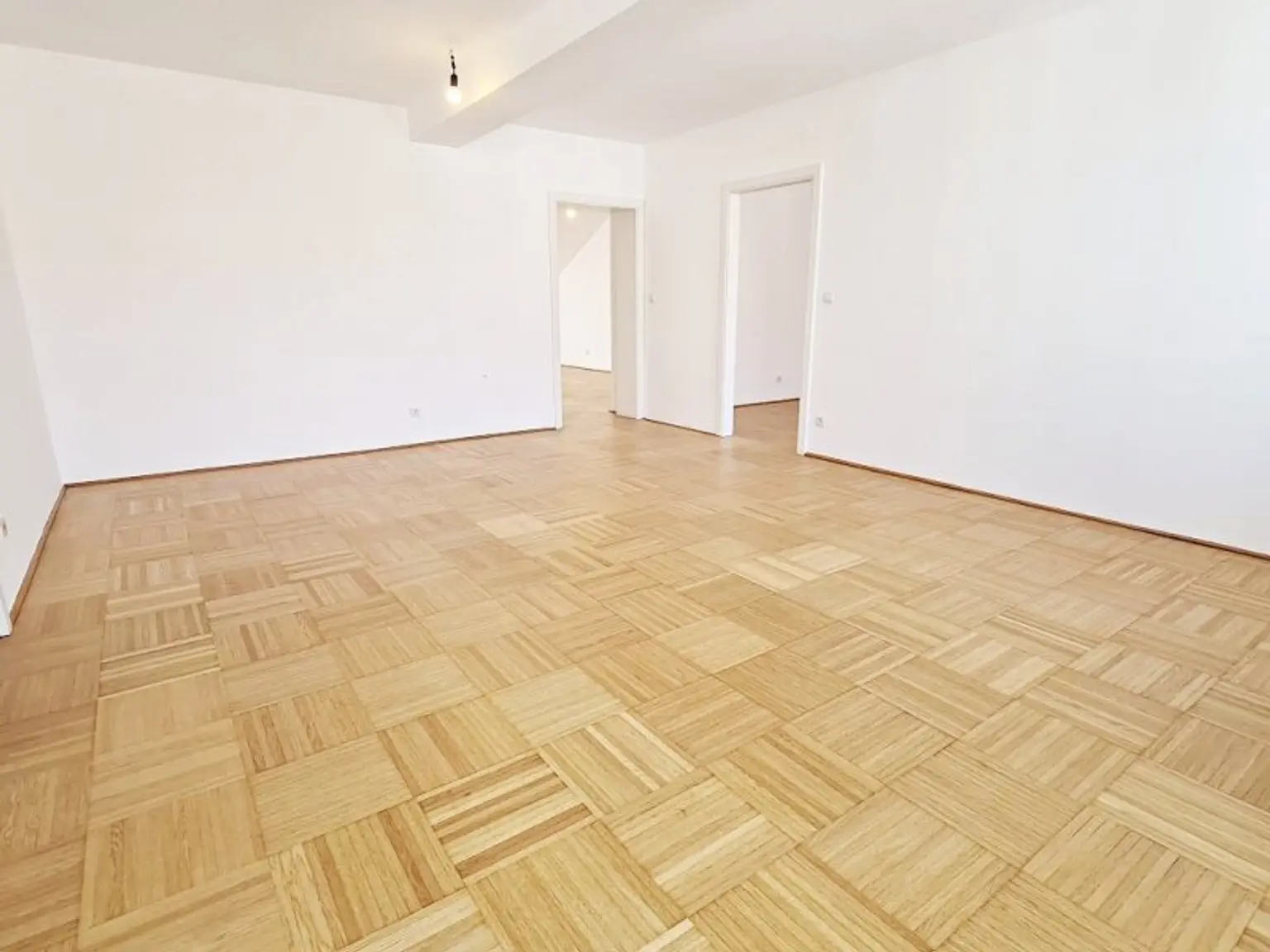SPITTELBERG, teilsaniertes 84 m2 Dachgeschoß, 3 Zimmer, Extraküche, Wannenbad, Parketten, WG-geeignet, MQ-Nähe