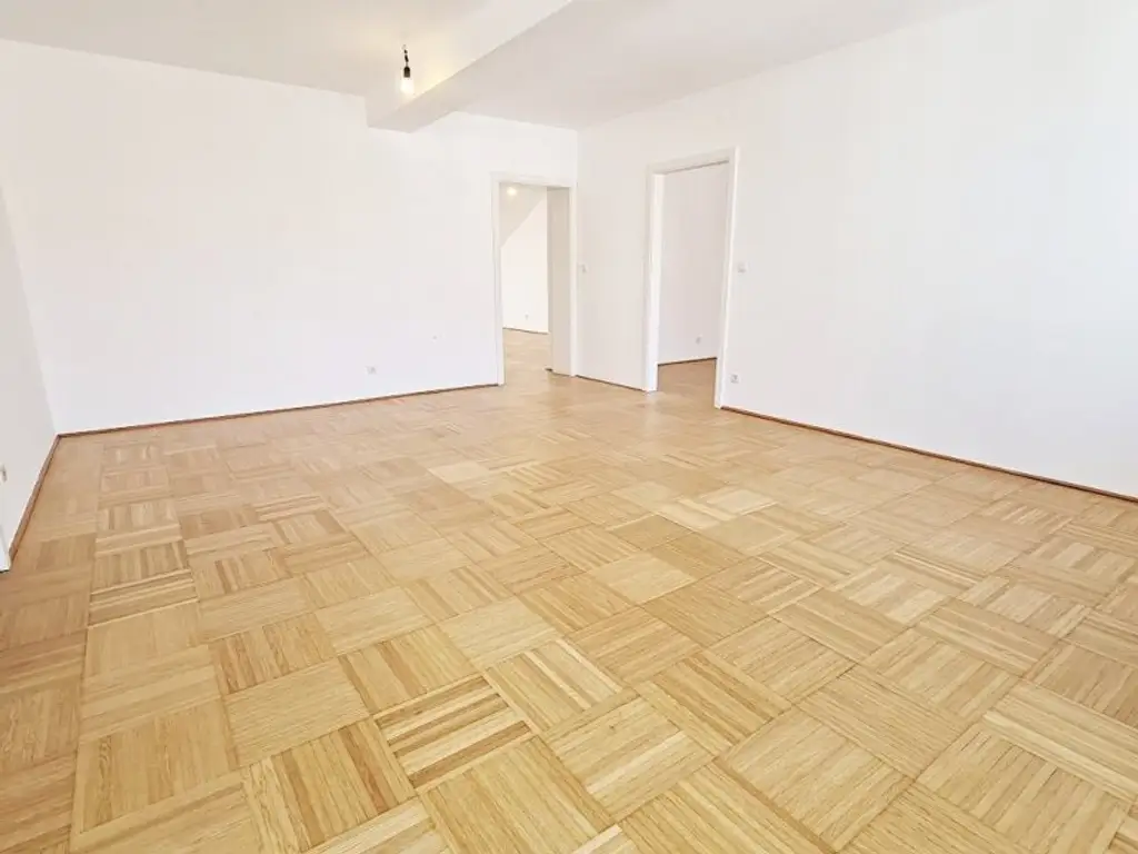 SPITTELBERG, teilsaniertes 84 m2 Dachgeschoß, 3 Zimmer, Extraküche, Wannenbad, Parketten, WG-geeignet, MQ-Nähe