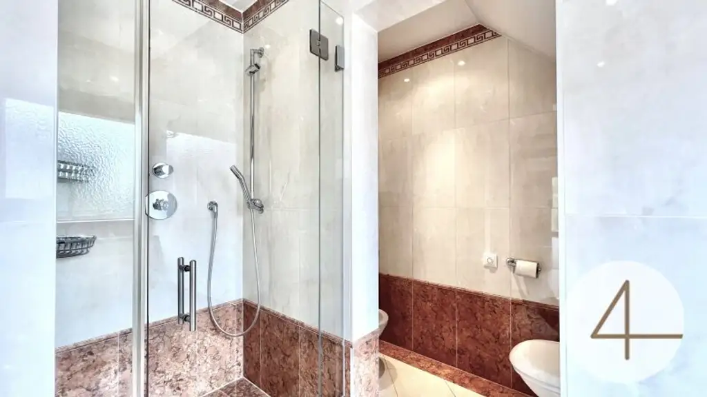 10 Minuten Fahrzeit nach Wien I Klimatisierte Villa mit Weitblick I Wellness, Fitnessraum & Kamin I Terrassen, Balkon & Garten I Hochwertige Ausstattung