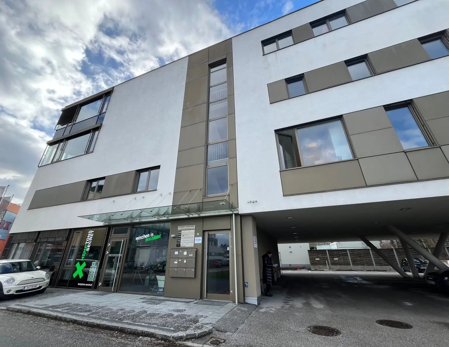 Moderne Bürofläche nahe Flughafen und Autobahn