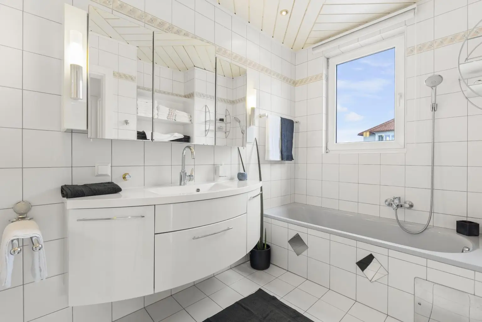 Ihr künftiger Wohntraum: Moderne, neu renovierte 3,5-Zimmer-Wohnung mit Loggia in ruhiger, zentraler Lage