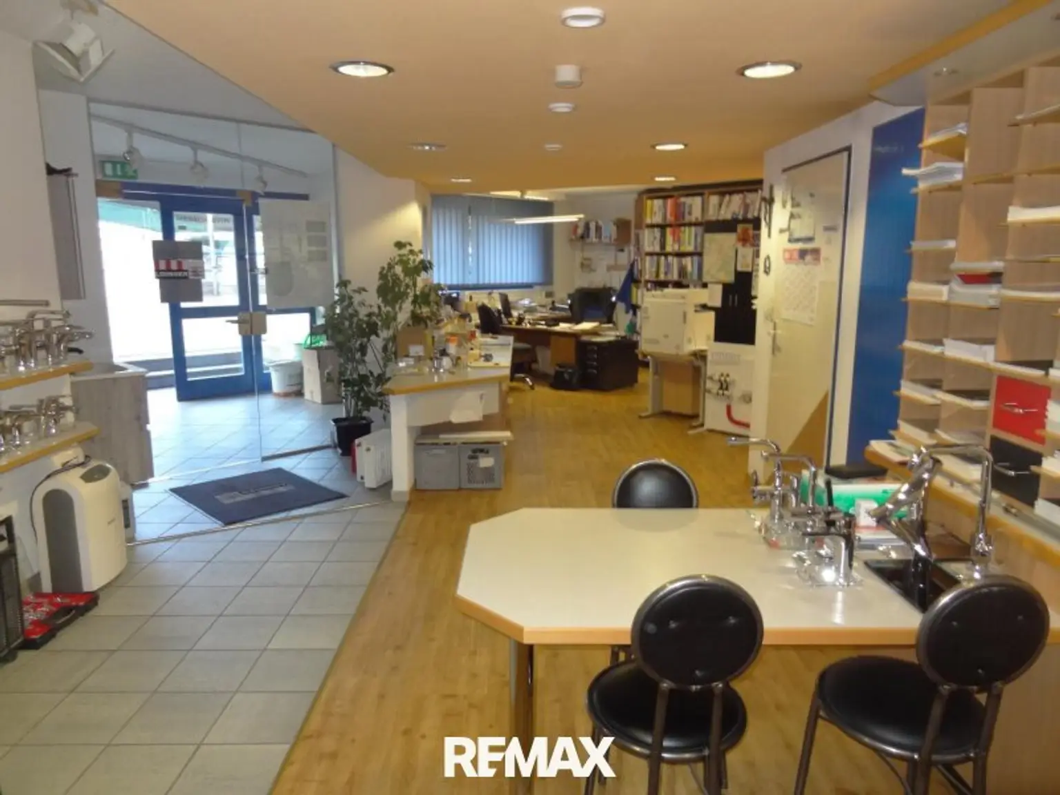 Blick zu Eingang und Bürobereich