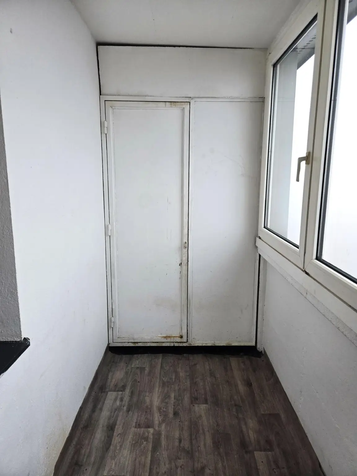 Stauraum-Abteil mit Tür (Loggia)