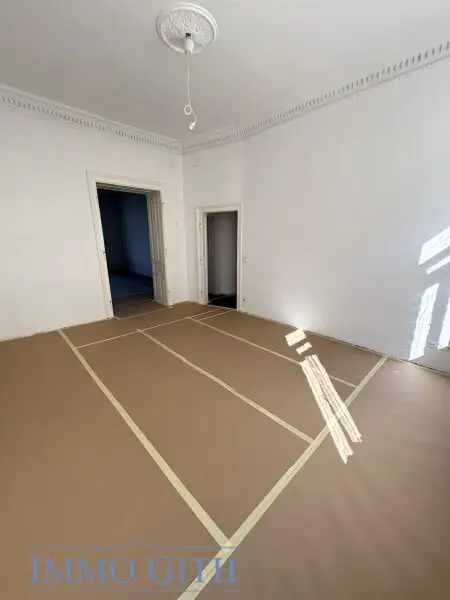 EXKLUSIVE ALTBAUWOHNUNG MIT 2 BALKONEN UND TRAUMBLICK ÜBER WIEN – 258 m² IN BESTLAGE DES 4. BEZIRKS UNBEFRISTET ZU MIETEN!