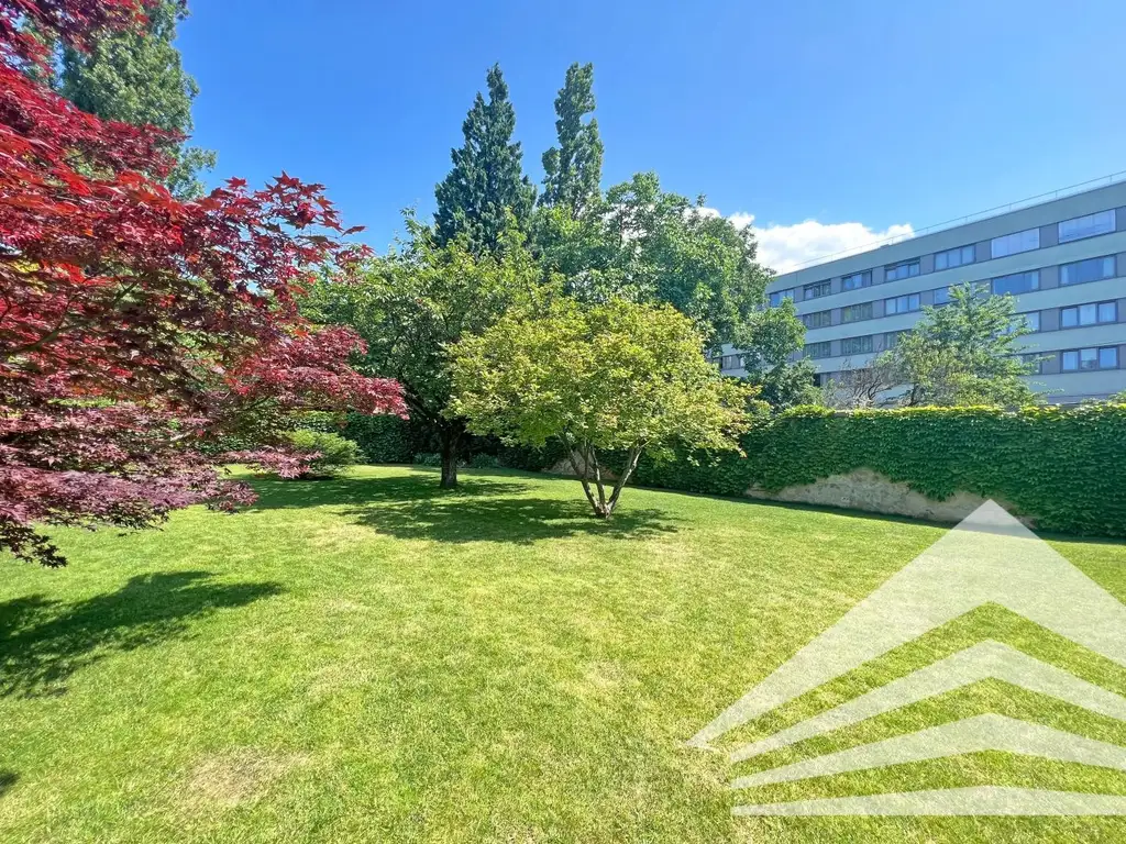 Renovierte 3 Zimmer-Altbau-Wohnung mit Küche in bester City-Lage - Nähe Landstraße