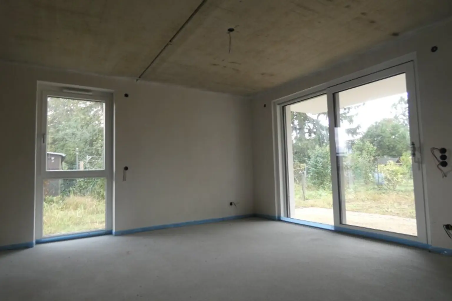 GRÜNBLICK VON DER SÜDTERRASSE BEREITS BELAGSFERTIG