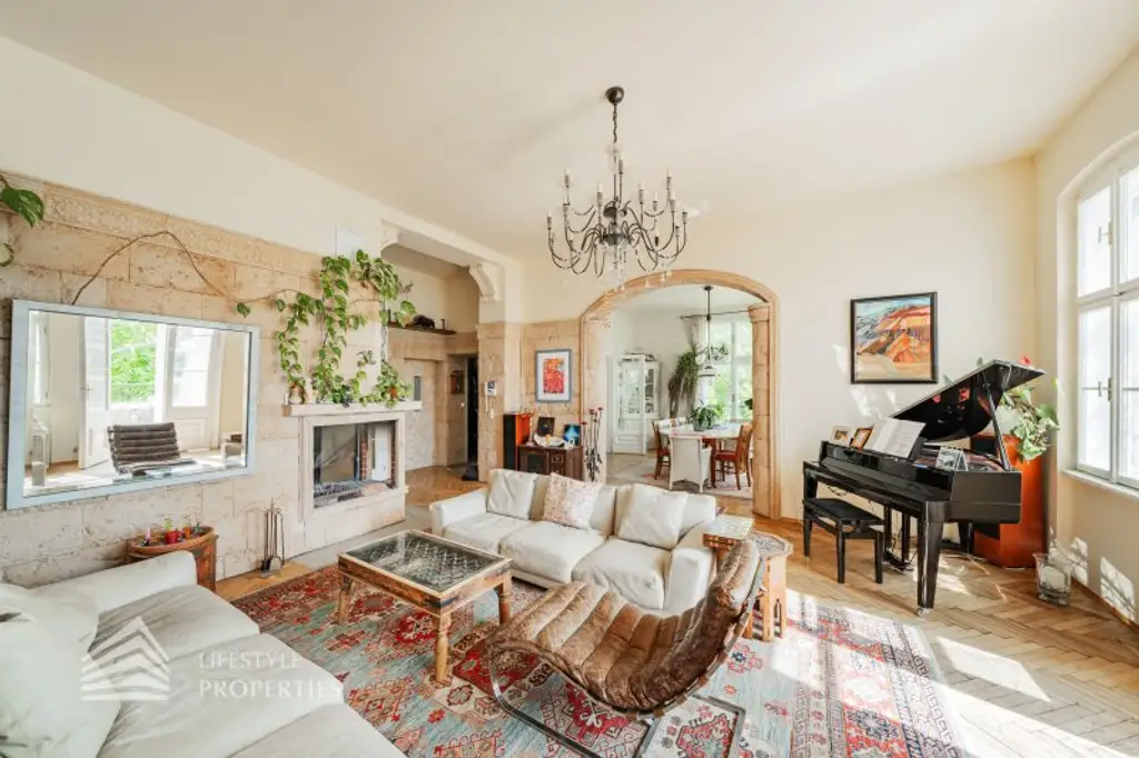 Luxuriöser 14- Zimmer Wohntraum mit Dachterrasse und Pool, Nähe Wilhelminenschloss