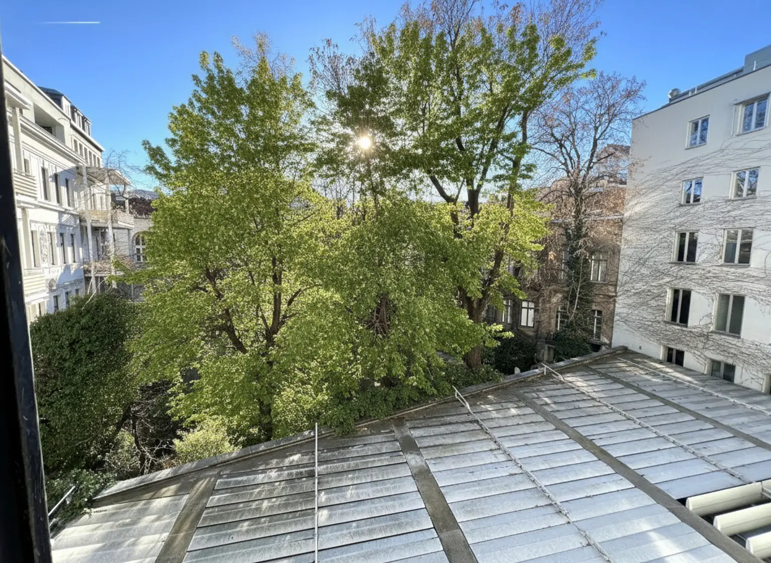 ERSTBEZUG NACH GENERALSANIERUNG: Erstklassige Altbauwohnung mit Stuckdecken in ruhiger Lage