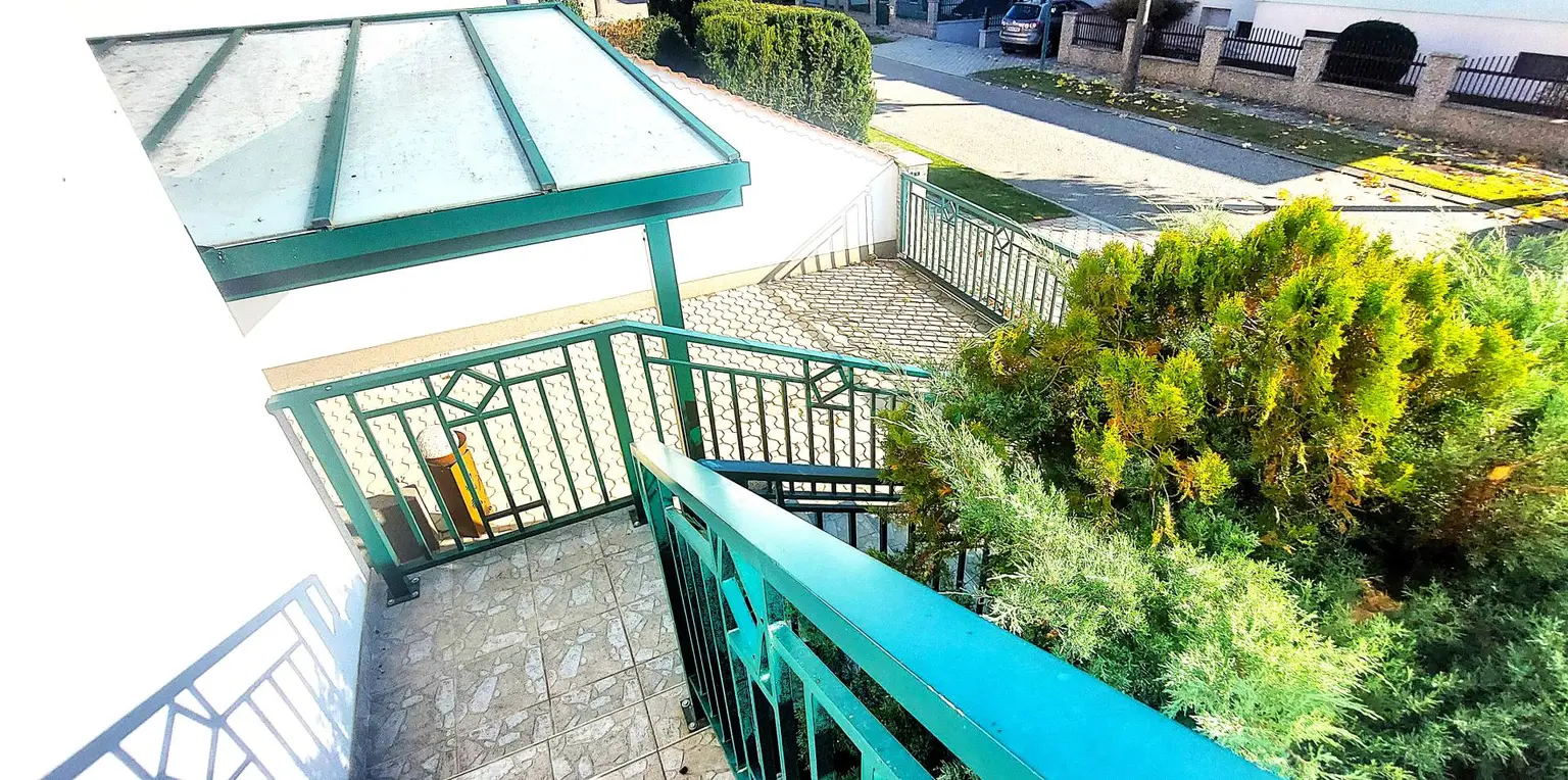 Großzügige Villa mit mehreren Wohneinheiten für viele Nutzungen