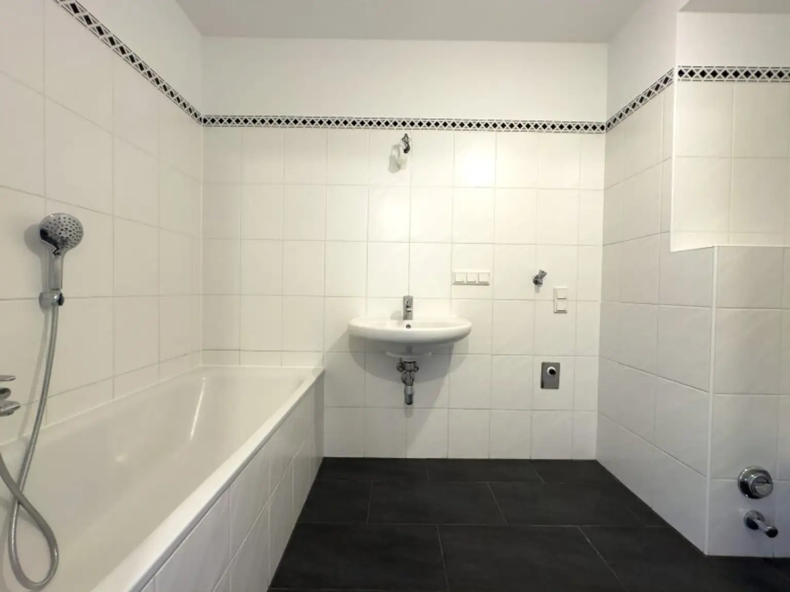 Neubau mit Balkon Richtung Innenhof | Stellplatz im KP inkludiert | ruhig & citynah bei Schmelz/Lugner City