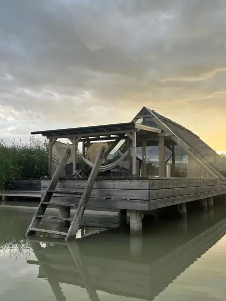 Neu adaptierte Spitzhütte in Toplage am offenen See