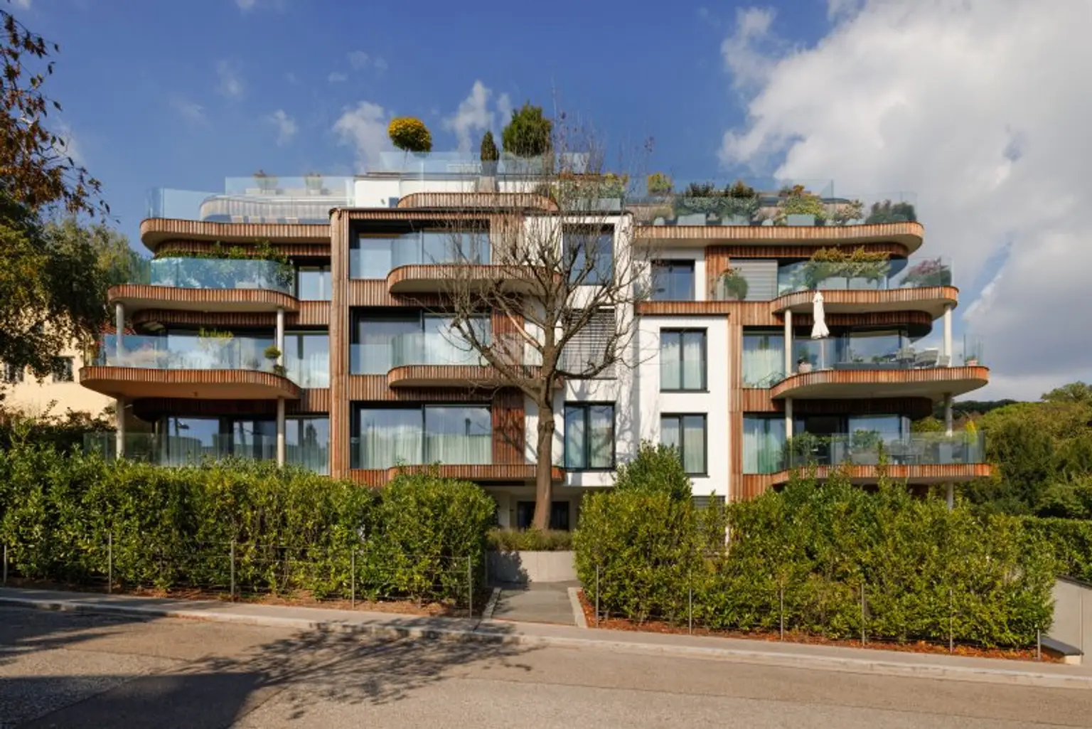 WOHNUNG mit 300 m² Privatgarten im 1190 Wien + Pool und Gym Nähe American Int. School