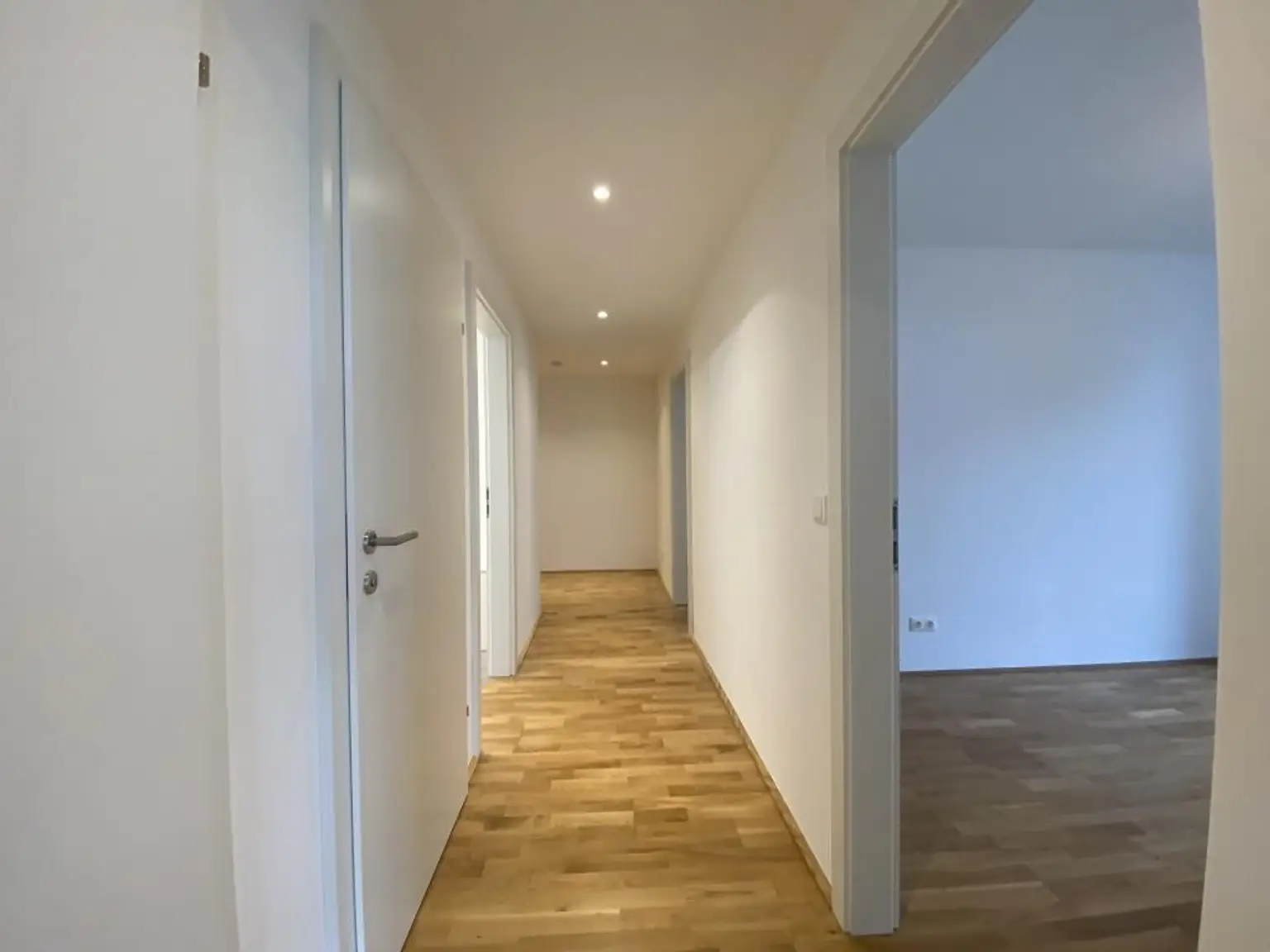 Traumwohnung mit super-großem, überdachten SÜD-Balkon!