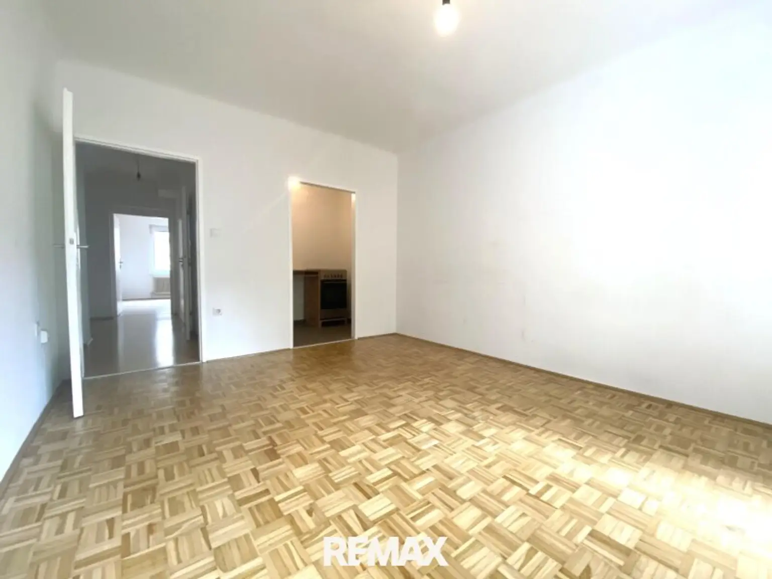 Zimmer mit Loggia und Küchenzugang