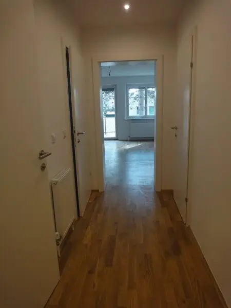 Baumeistergasse: Zwei Zimmer (zenral begehbar) mit Balkon!