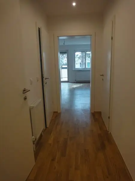 Baumeistergasse: Zwei Zimmer (zenral begehbar) mit Balkon!