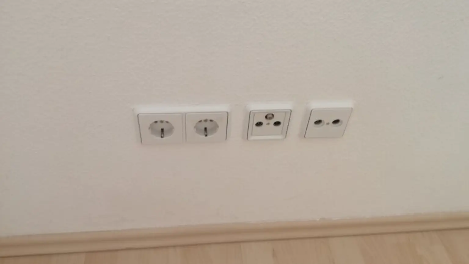 Tokiostraße / Kirschblütenpark: VIS / Japanische Schule: Möblierte 4 Zimmer-Maisonetten-Wohnung mit einer Loggia und Terrasse + optionaler Garagenstellplatz!