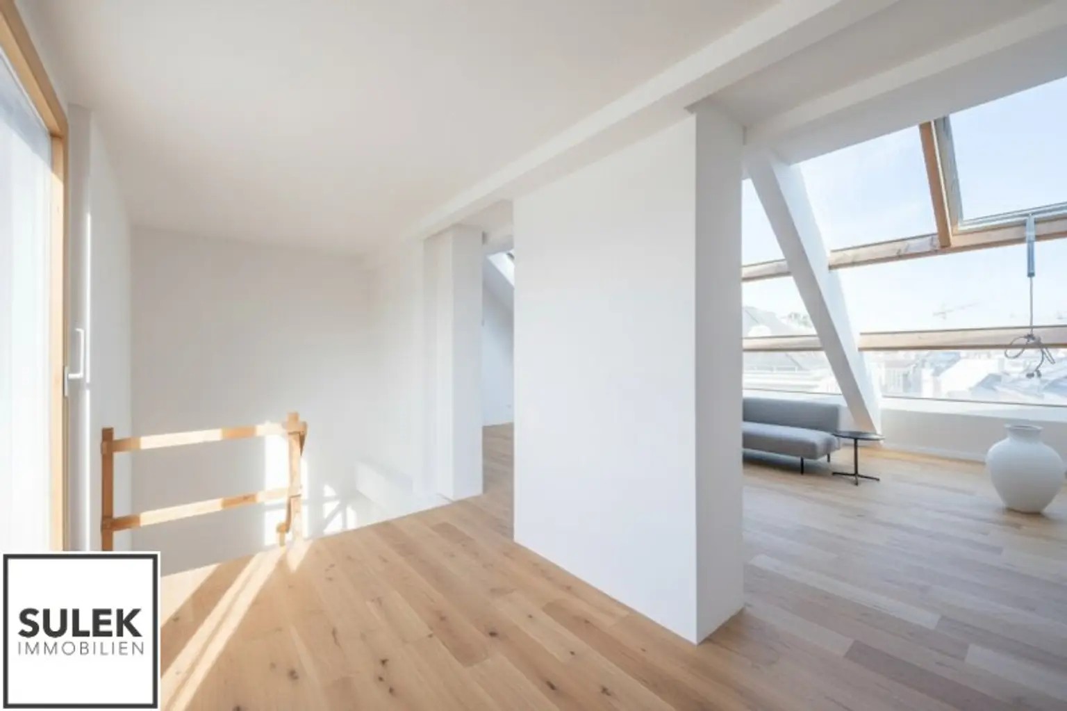 Florianigasse 29: DG-Wohnung nach Wunsch saniert - 3 Zimmer, 2 Terrassen mit Blick auf Maria Treu