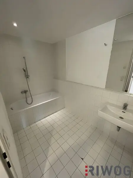 **ZENTRALE DACHGESCHOSSWOHNUNG INKL. TERRASSE**INNENHOFLAGE**2 ZIMMER**EINBAUKÜCHE**ecke Naschmarkt