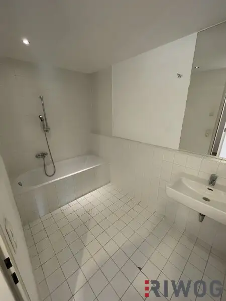 **ZENTRALE DACHGESCHOSSWOHNUNG INKL. TERRASSE**INNENHOFLAGE**2 ZIMMER**EINBAUKÜCHE**ecke Naschmarkt