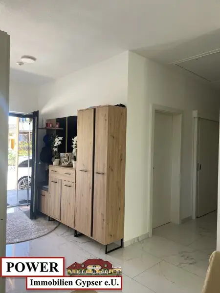 Neuwertiger Bungalow in unschlagbarer Lage, zentral, umgeben von Grünland in Bachnähe!
