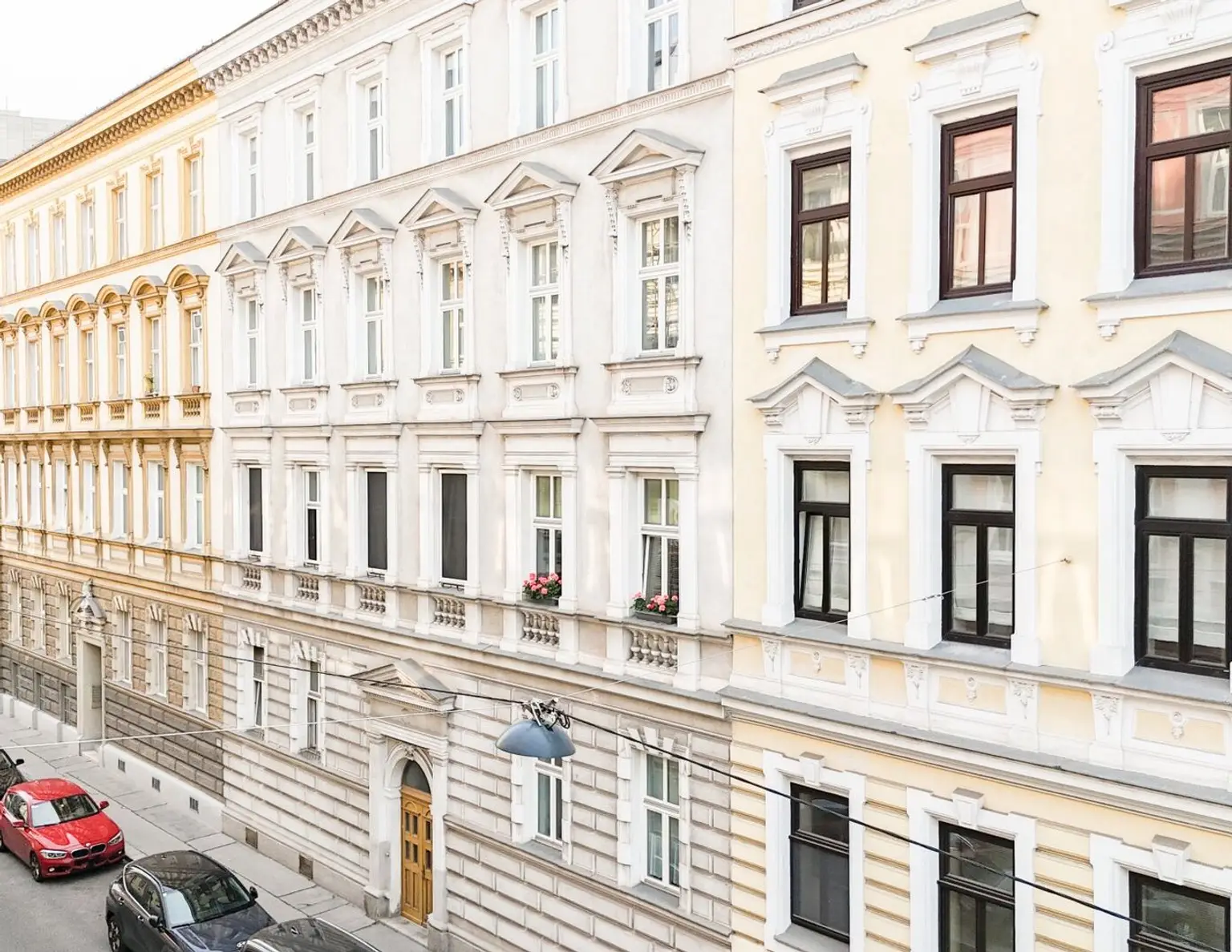 HISTORISCHES ZINSHAUSJUWEL AUS FAMILIENBESITZ IN BESTLAGE DES 18. BEZIRKS - CHARMANTER ALTBAU AUS FAMILIENBESITZ MIT EXZELLENTER INFRASTRUKTUR - NÄHE AKH UND KUTSCHKERMARKT - ca. 3% RENDITE