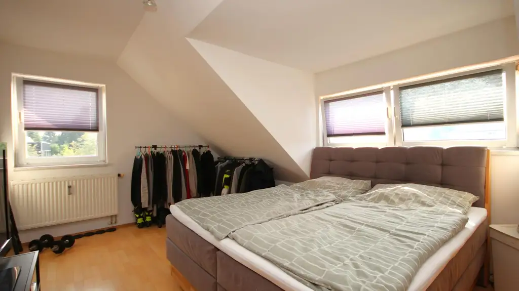 2-Zimmer-Dachgeschosswohnung mit Parkplatz und Klimaanlage!