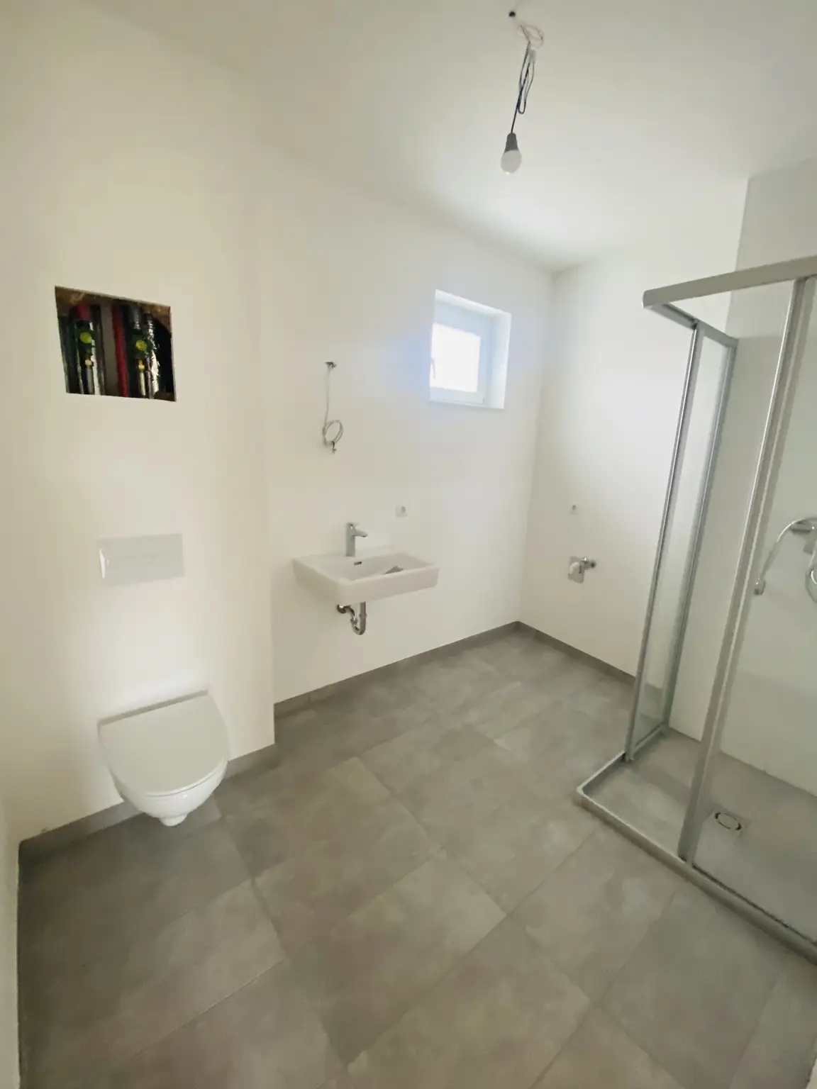 NEUBAUWOHNUNG mit herrlichem Balkon und Tiefgaragenparkplatz in ruhiger und zentraler Lage