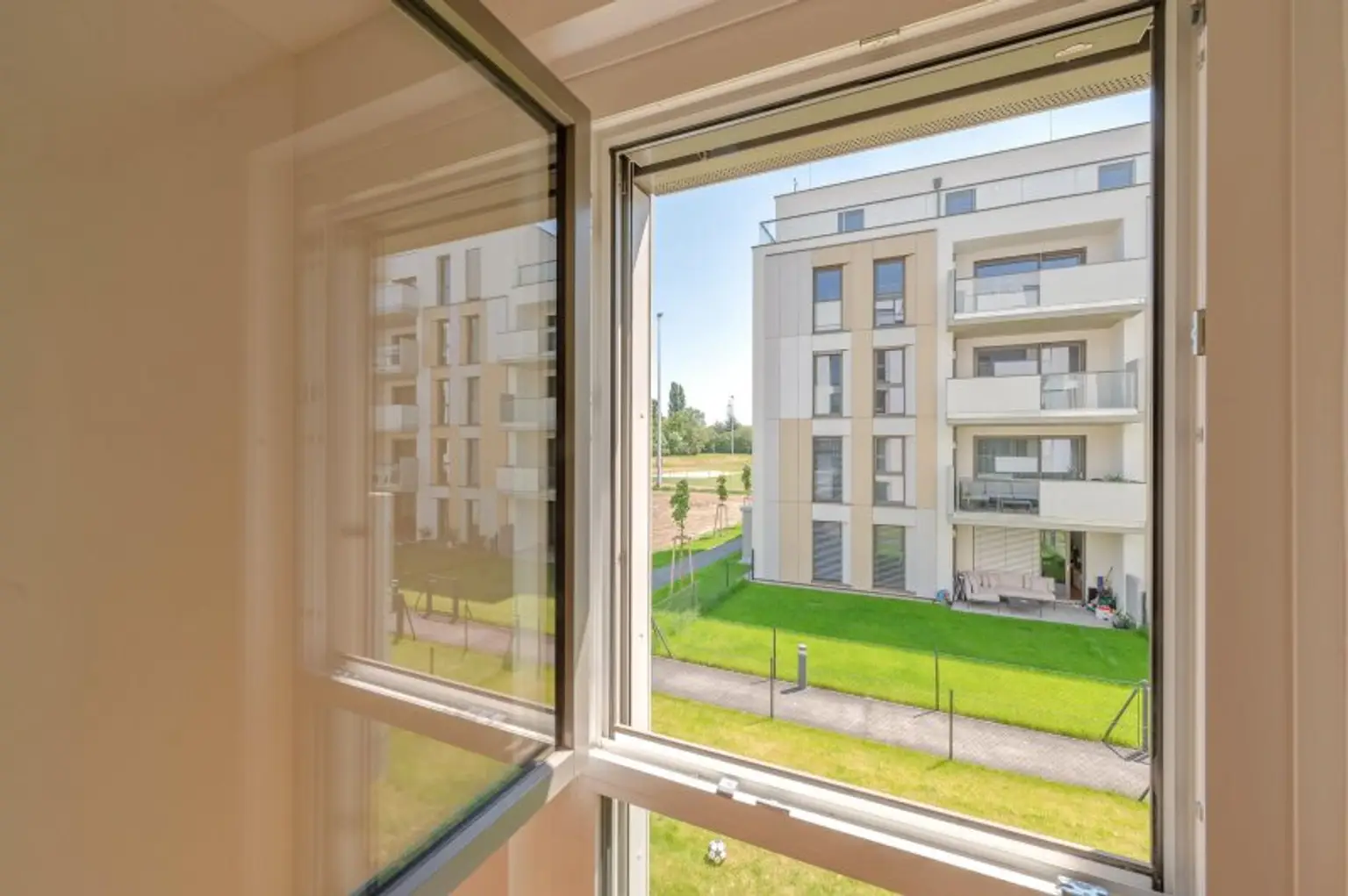 Balkonwohnung in Grünruhelage- Schwimmbad und Sauna im Haus. PROVISIONSFREI