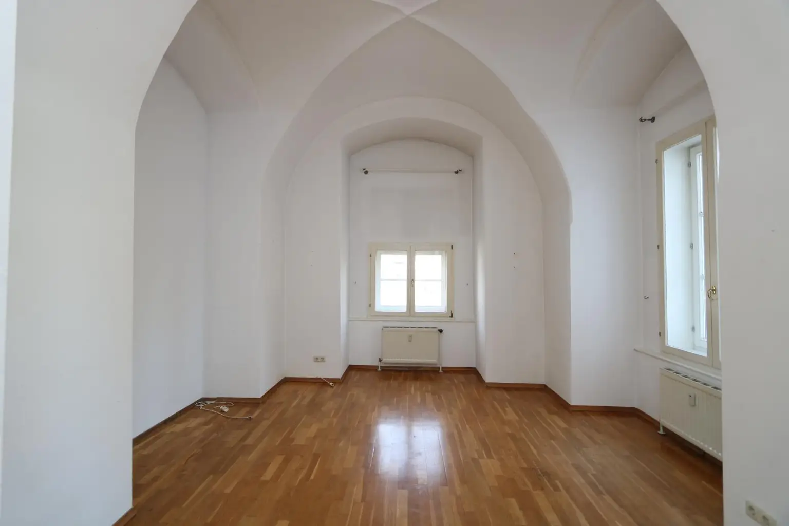 Wohnen im Schloss - 4 Zi. Wohnung mit historischem Flair in ansprechender Lage!