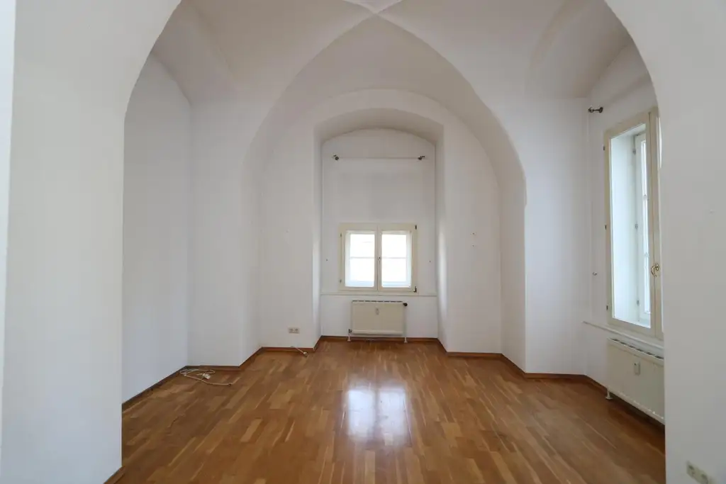 Wohnen im Schloss - 4 Zi. Wohnung mit historischem Flair in ansprechender Lage!