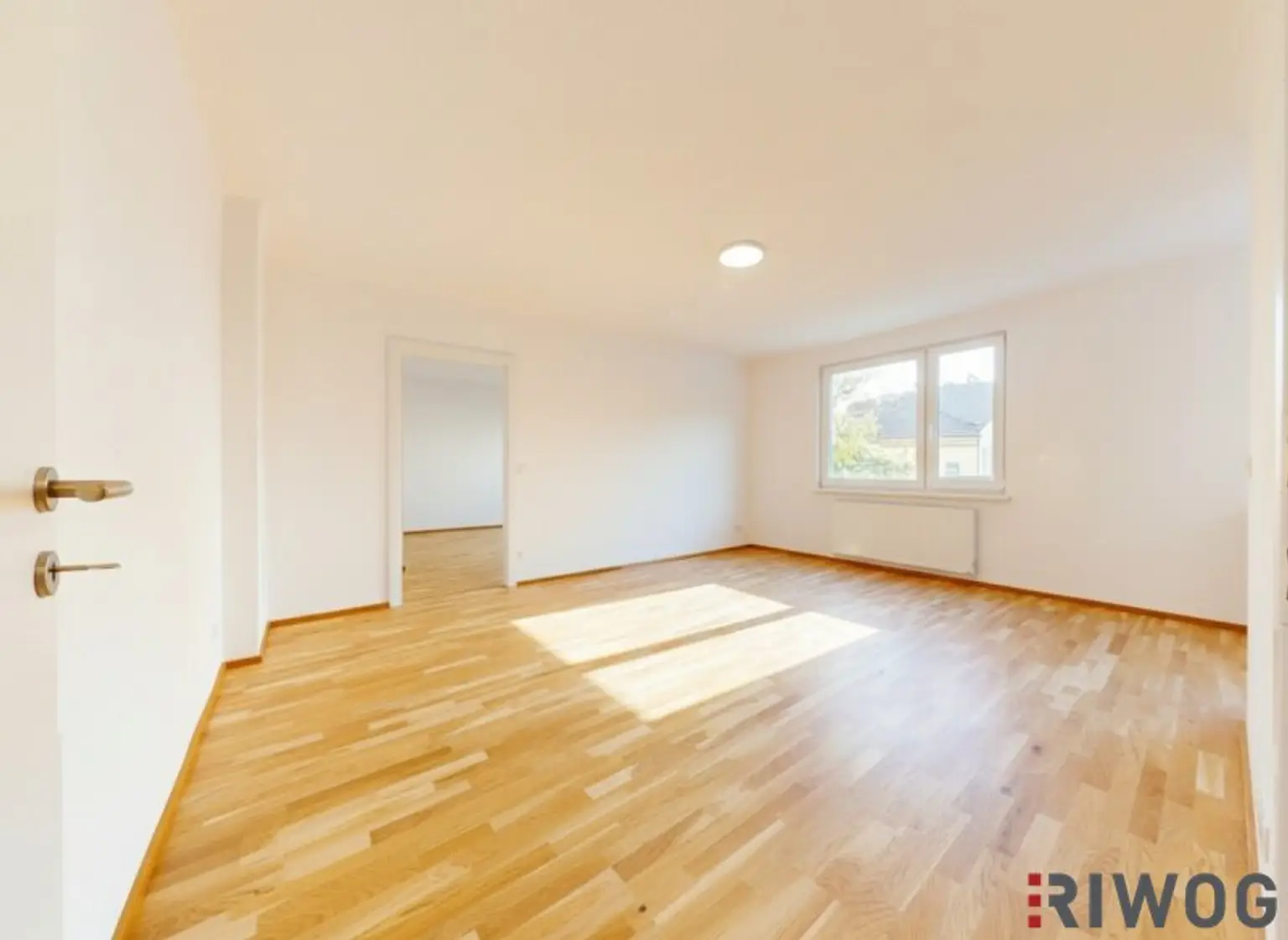 ERSTBEZUG nach Sanierung I Großzügige 2 Zimmer Wohnung mit Ausblick ins Grüne I inkl. Tischlerküche mit Siemens Geräten I Alte Donau Nähe