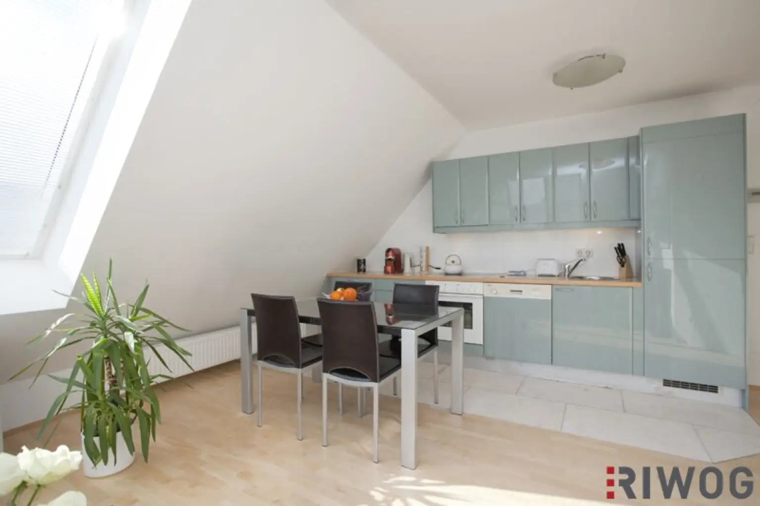 vollmöblierte Dachgeschosswohnung im Altbau *** 3 Gehminuten zum AKH Wien bzw zur Alser Straße