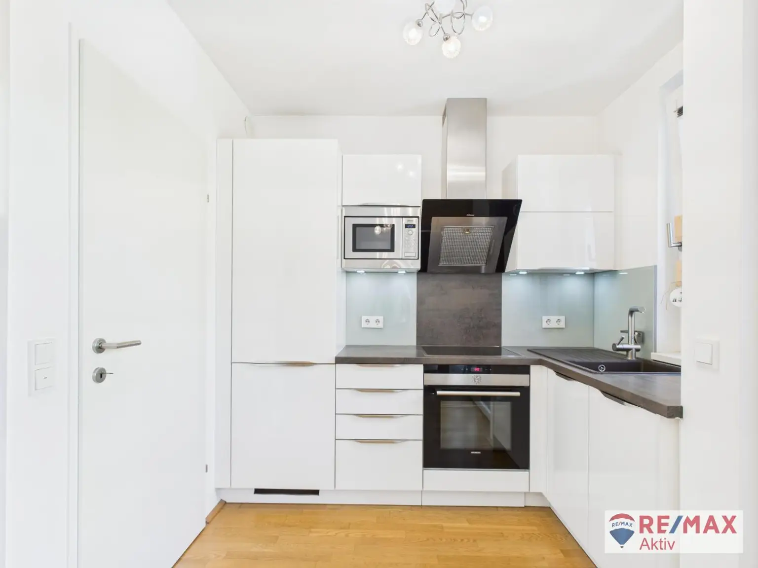 Helle 2-Zimmer Wohnung mit Loggia, Tiefgarage & perfekter Anbindung
