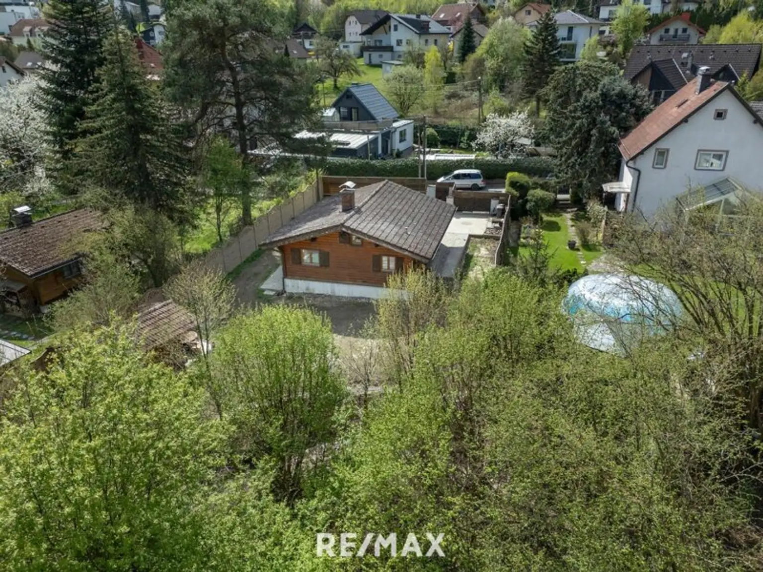 „Wohnen im Einklang mit der Natur – Stilvolles Holzhaus in traumhafter Ruhelage auf unverbaubarem Grundstück“
