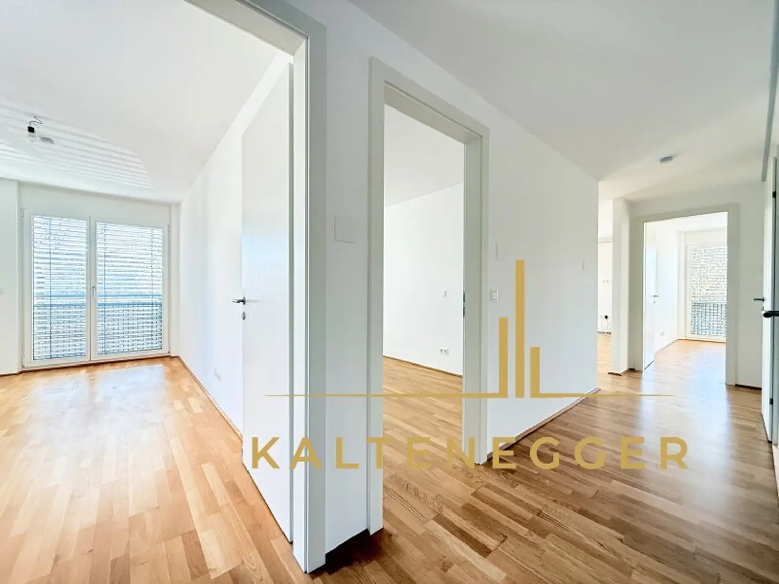 Schlafzimmer 1 + 2, Wohnküche, rechts Wohnküche und Schlafzimmer 3