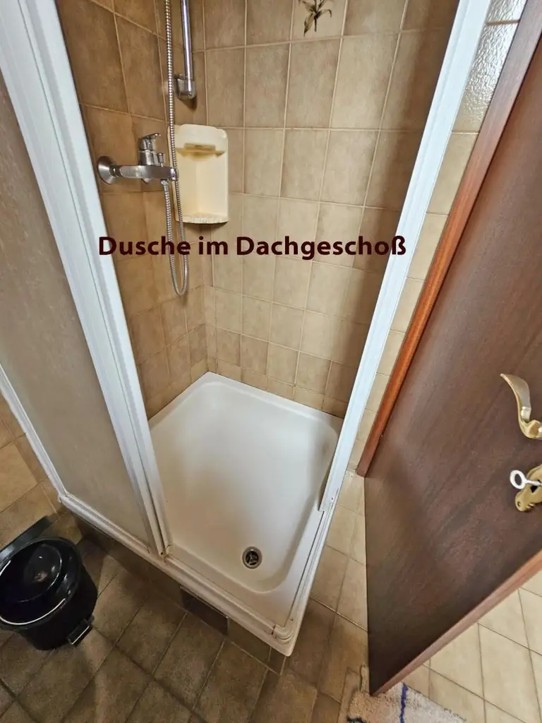 Einfamilienhaus mit Garage und Terrasse.