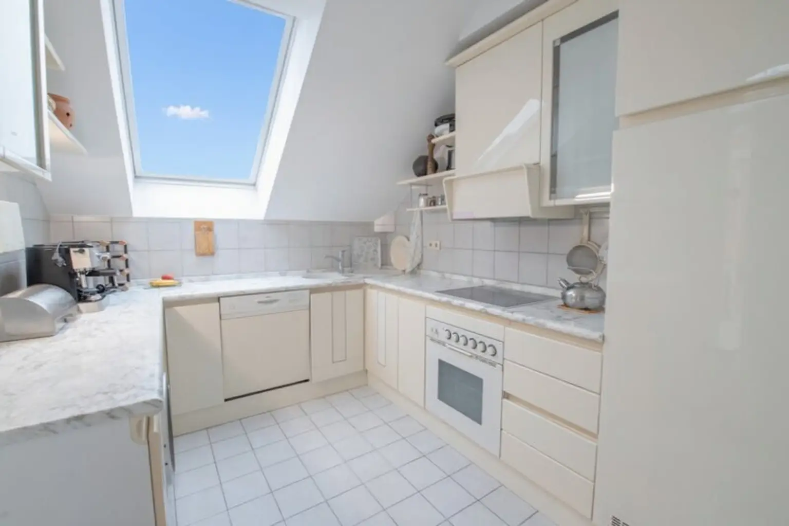 *** Dachgeschoss – Maisonettewohnung mit Garage am Naschmarkt ***