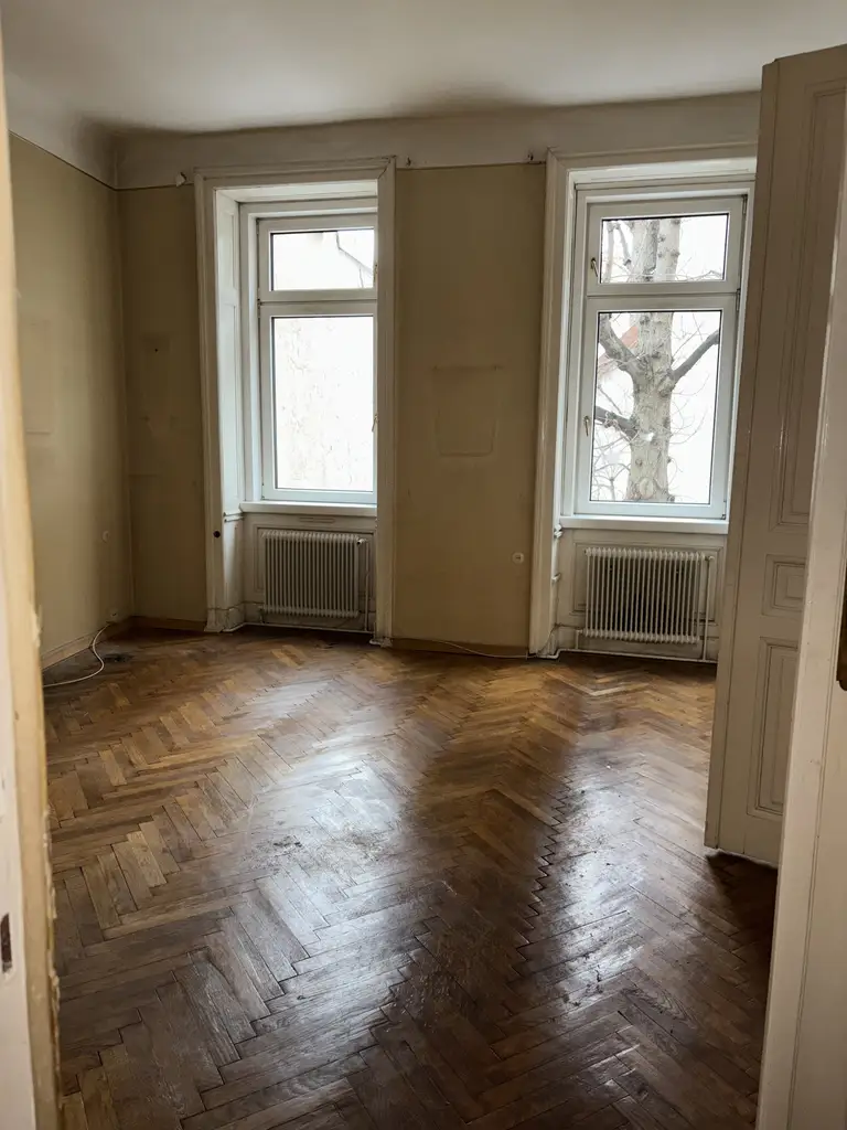 Sanierungsbedürftige 82m² Altbauwohnung mit mini Balkon in Hofruhelage!