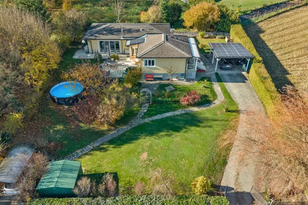 Wohnen mit Blick in den Wienerwald – Außergewöhnlicher Bungalow mit Pool und Photovoltaik