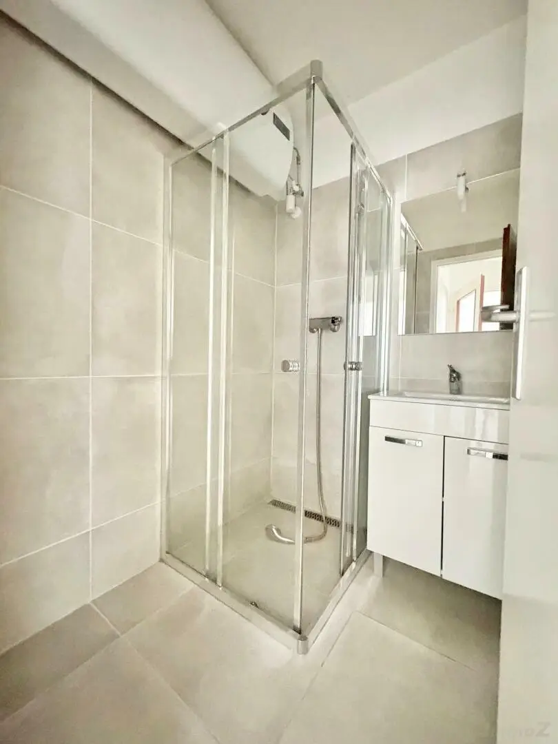 saniertes Bad mit Dusche