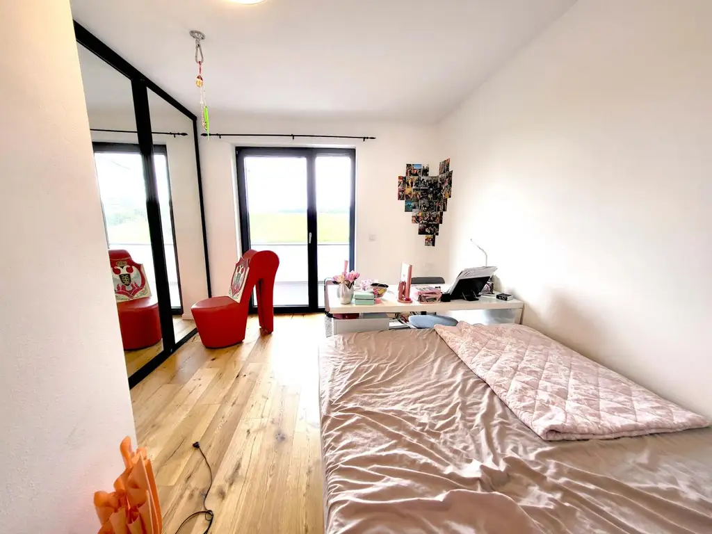 Ihr neues Zuhause: moderne Doppelhaushälfte auf großem Grundstück
