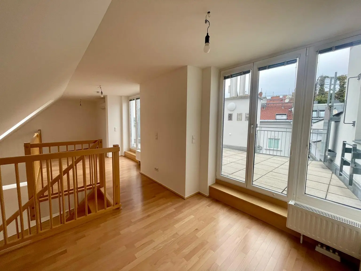 Modernes Wohnen nahe Naschmarkt: Klimatisierte Dachgeschoßwohnung mit Balkon und Terrasse