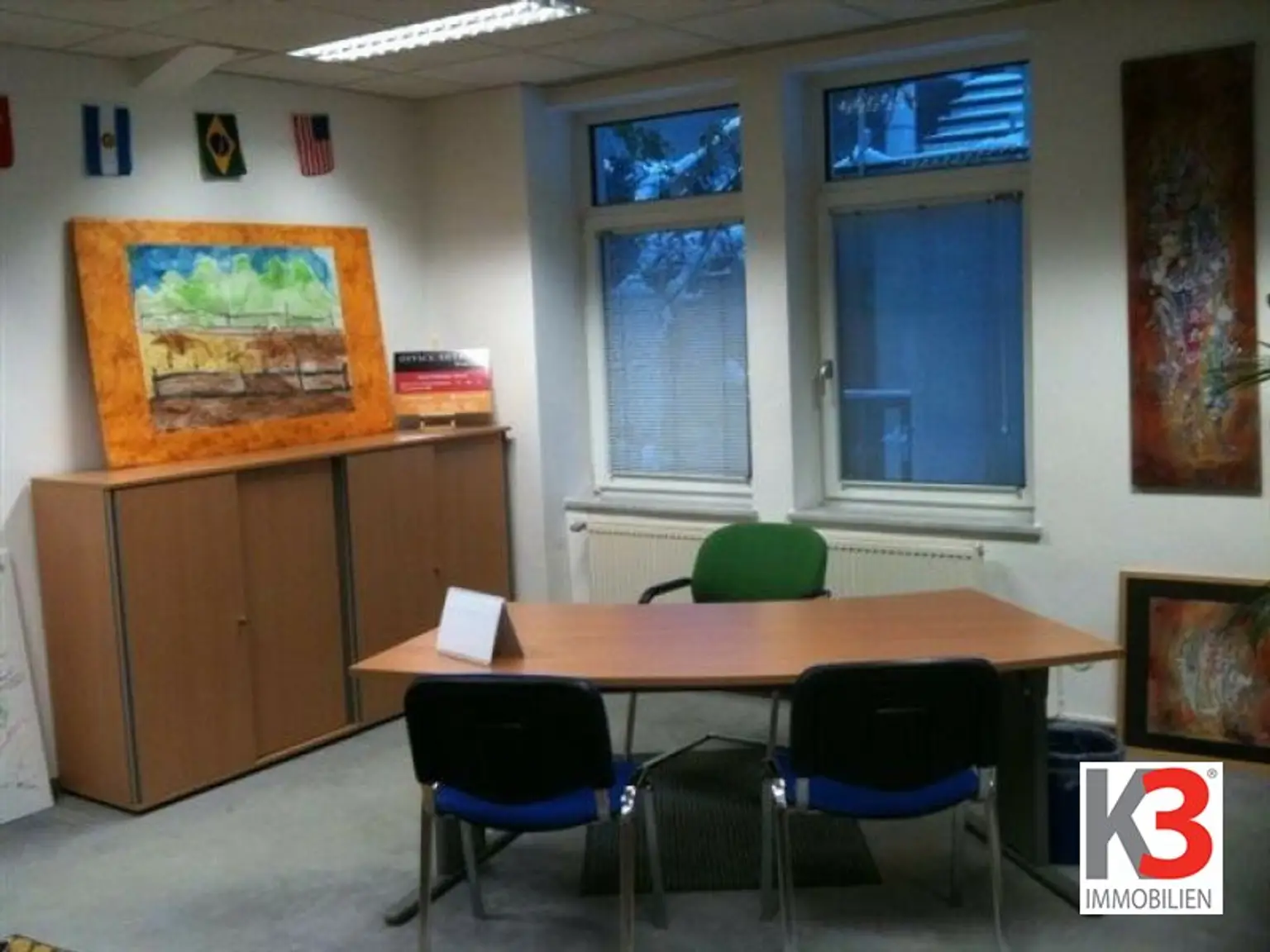 Büro möbliert