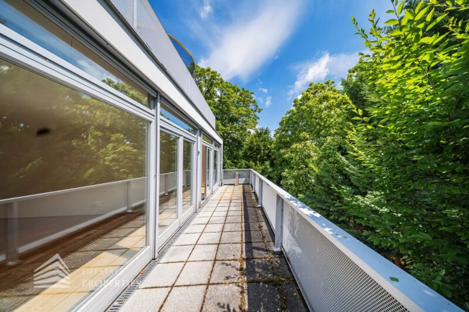 Wunderschöne 4 - Zimmer Wohnung mit Terrasse und 2 Balkonen