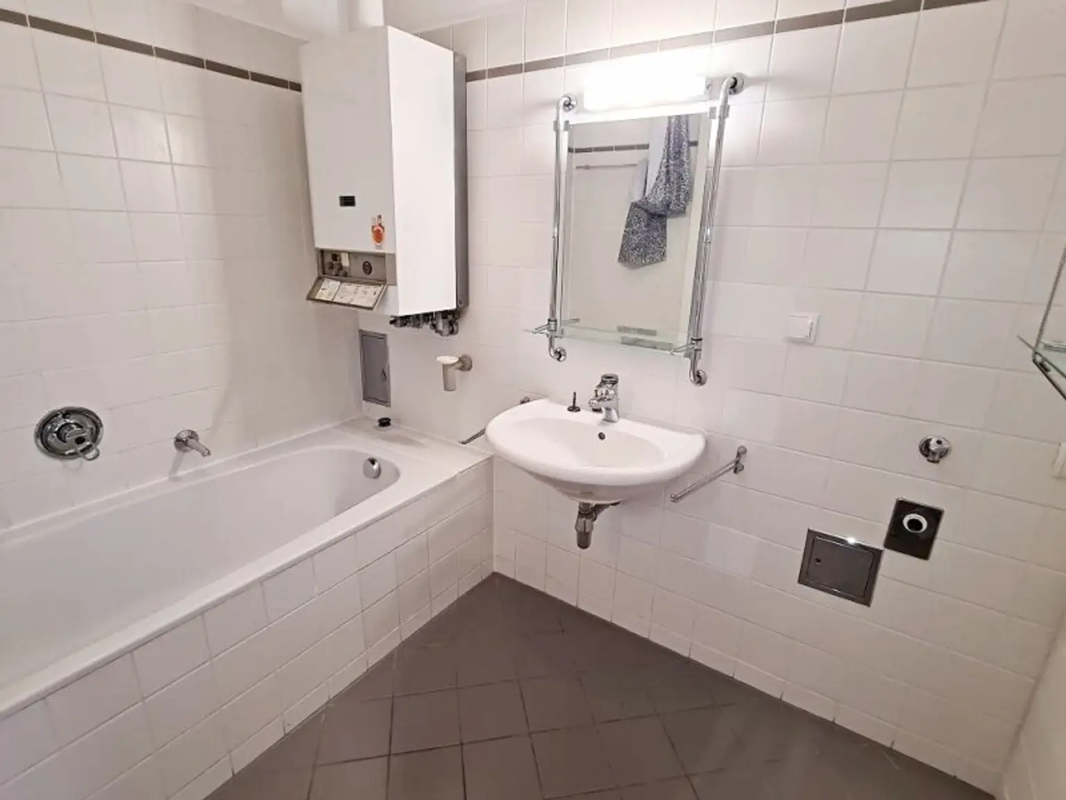SPITTELBERG, teilsaniertes 84 m2 Dachgeschoß, 3 Zimmer, Extraküche, Wannenbad, Parketten, WG-geeignet, MQ-Nähe
